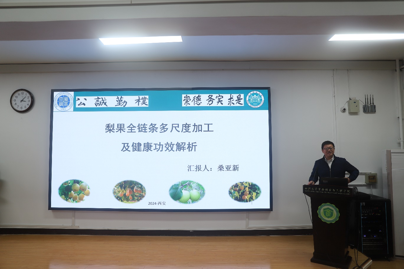 人站在电视前玩游戏描述已自动生成